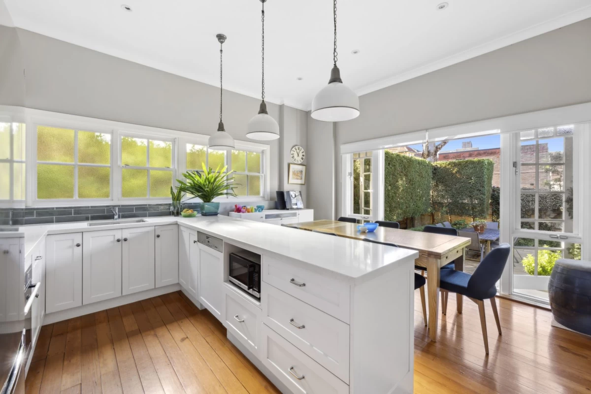 Bright kitchen with lots of counter space and a built-in dining area - 1/7 Lang Street, Mosman NSW 2088