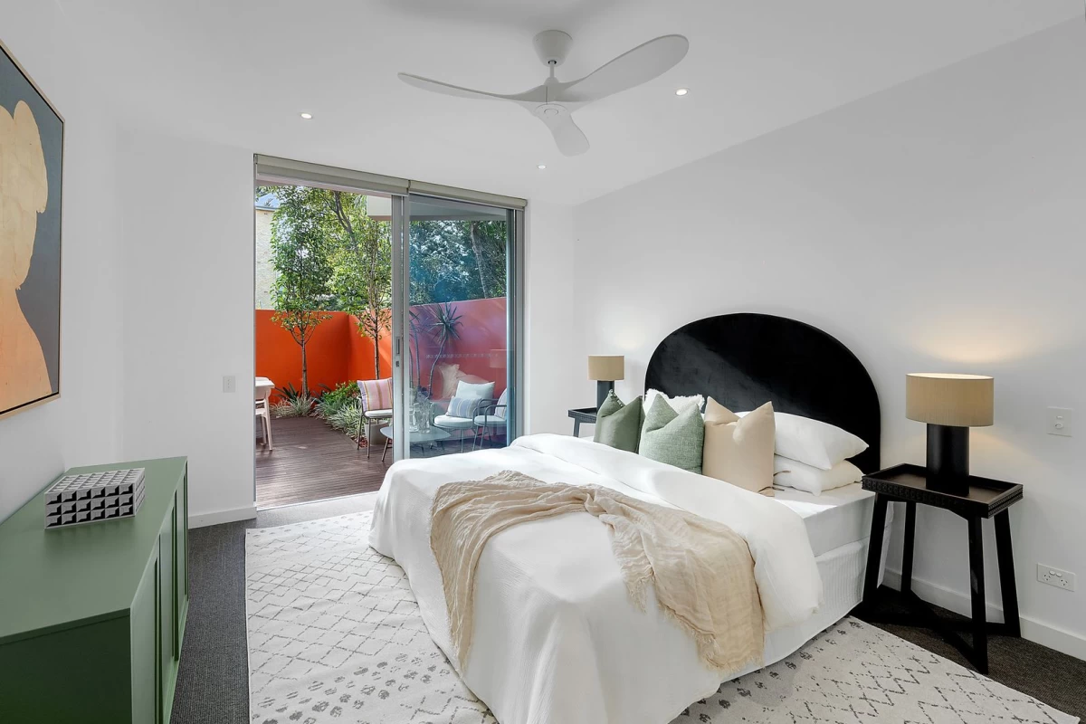 Cosy bedroom with direct outdoor access - 1/70 Bradleys Head Road, Mosman, NSW 2088