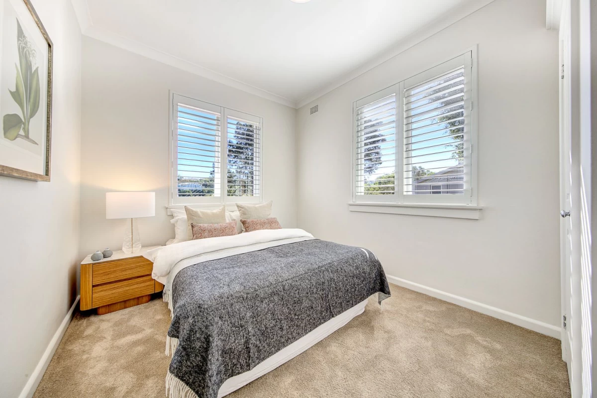 Cosy guest bedroom with large windows - 28 Upper Avenue Road, Mosman, NSW 2088