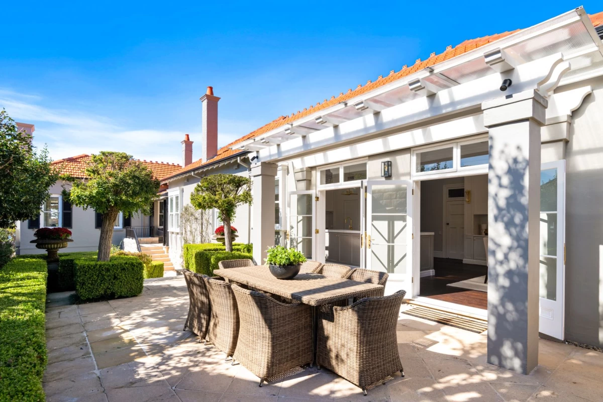 Spacious outdoor dining area with ample seating and shade - 3 Little Street, Mosman, NSW 2088