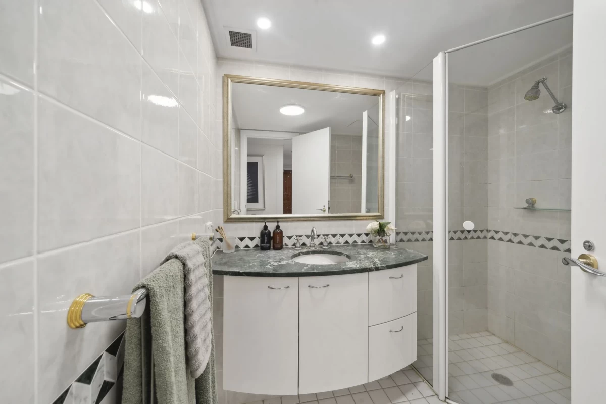 Practical bathroom with enclosed shower and large mirror - 5/2A Brady Street, Mosman, NSW 2088