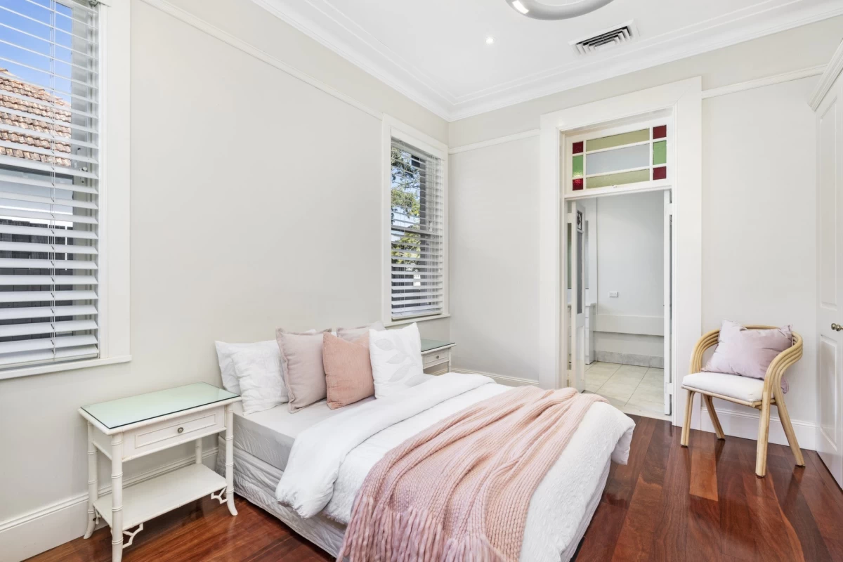 Bright bedroom with large windows and access to the bathroom - 7 Melrose Street, Mosman, NSW 2088