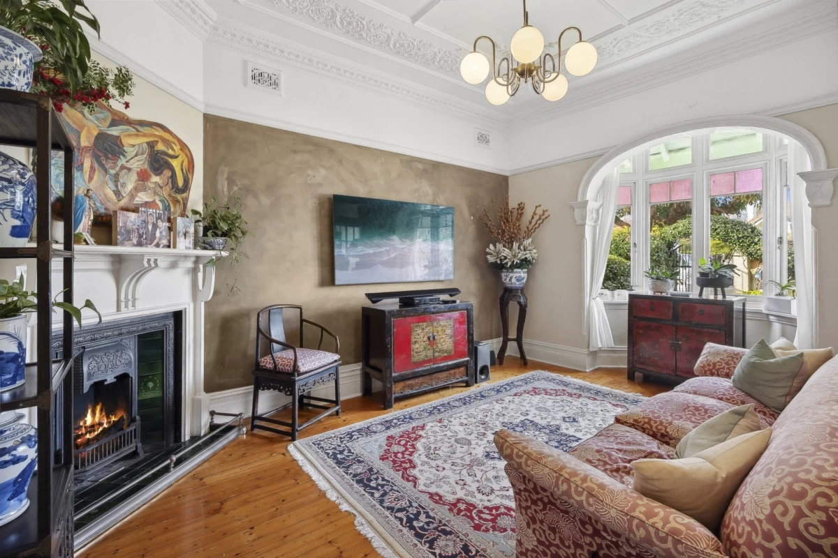 Charming living room with a bay window and a detailed ceiling - 98 Raglan Street, Mosman, NSW 2088